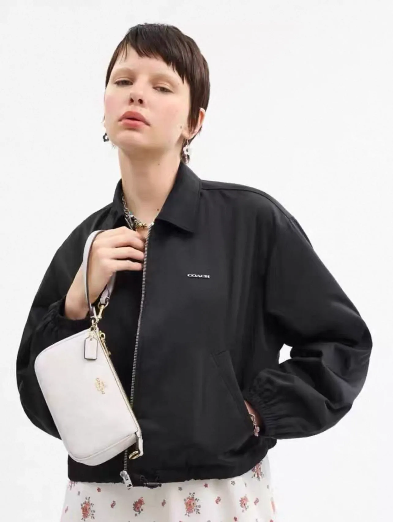 Model pictures provided for the latest, Coach spring jackets for women. Prada has the same style, with low-key colors and a design with a bit of matte hardware. It has a proper sense of quality and the relaxed feeling of a city walk. At first glance, I am attracted by the fufu little coat. Very classic style. The hem has a closed design, so it can be easily matched with dresses, trousers and short skirts. The design of the short jacket can elongate the body proportions, and it can be perfectly matched with any combination. It is shipped from a trading company, and the quality is absolutely superb. A complete set of customer-supplied auxiliary hardware makes getting in and out of the cabinet stress-free. It can be used to keep wind and warm in early spring, and sunscreen can be used in summer. In autumn, it can be protected from wind. Can be worn from early spring to early autumn. Definitely a must-have for sisters 🤗🤗🤗 Color: Black Composition (polyester fiber) Size: S-L (loose and short version) S size: length 54CM, bust 120CM, shoulder width 49CM, sleeve length 56CM, reference weight 90-105 catties M size: length 56CM, bust 124CM, shoulder width 50CM, sleeve length 57CM Reference weight: 105-115 catties. Size L: length 58CM, bust 128CM, shoulder width 51CM, sleeve length 58CM. Reference weight: 115-130 catties